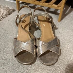 Chic Silver Cross-Strap Sandals